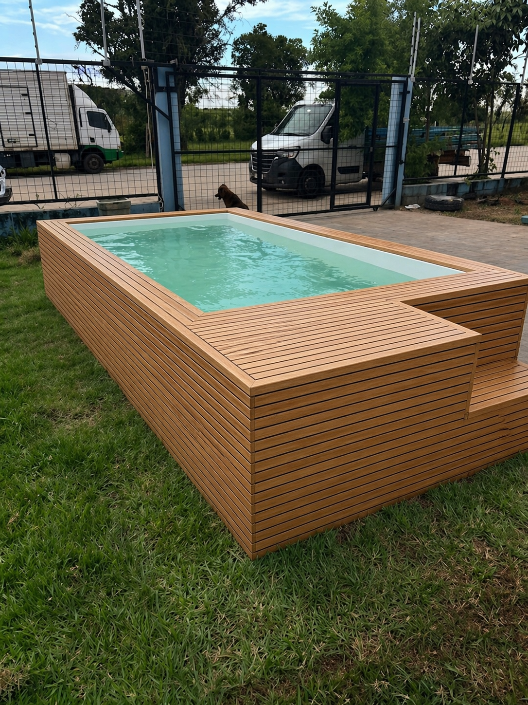 Piscina Nature com água — visão aérea